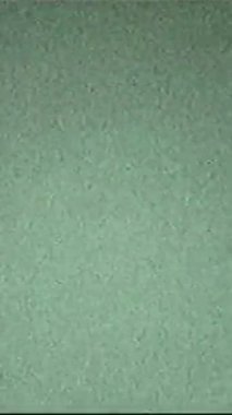 Dikey video. Retro film arızası. Eski bir televizyon paraziti. Gerçek analog statik tahıl dokusu bozulması hareket geçiş etkisi.