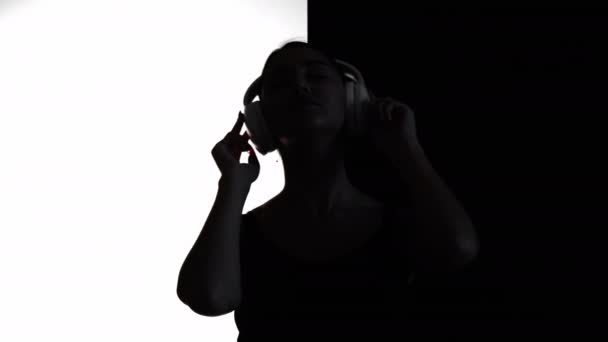 Музыкальное Вдохновение Расслабляющий Плейлист Звуковая Технология Силуэт Темнокожей Женщины Танцует — стоковое видео