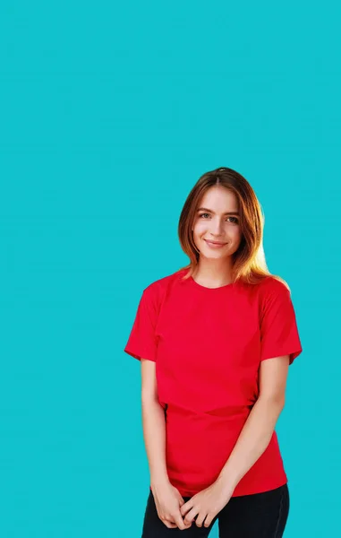 Vrolijke Vrouw Goed Humeur Gelukkige Uitdrukking Tevreden Meisje Rood Shirt — Stockfoto