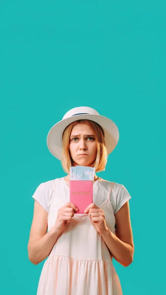 Reiseverbot Visabüro Urlaubsreise Unzufriedene Frau Weiß Hält Reisepass Und Fahrkarten — Stockfoto