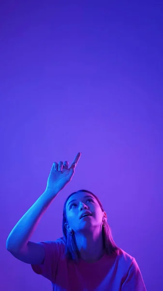 Virtuelle Berührung Hightech Klick Neon Farbe Licht Mädchen Drückt Unsichtbare — Stockfoto