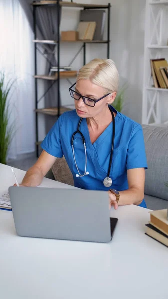 Medical Research Female Doctor Study Diagnosis Smart Middle Aged Woman — Stock Photo, Image