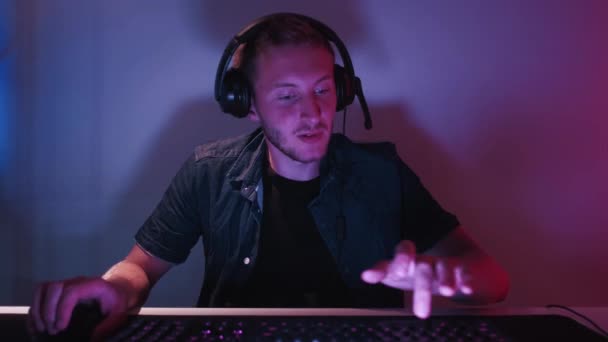 Winning Computer Game Joyful Gamer Excited Man Headset Sitting Home — Stock Video