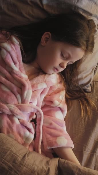 垂直ビデオ 子供の就寝時の母親のケア いい夢だ 夜にベッドで寝ている毛布の平和的な娘で覆われた女性 — ストック動画