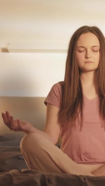 Vídeo Vertical Yoga Matinal Meditação Doméstica Treino Vigilância Relaxado Mulher — Vídeo de Stock