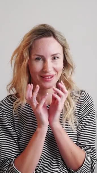 Κάθετο Βίντεο Διαβολικό Σχέδιο Ειρωνεία Γυναίκα Σαρκαστική Έκφραση Χαμογελαστή Κυρία — Αρχείο Βίντεο