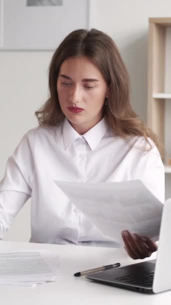 Vídeo Vertical Trabajo Agotador Mujer Oficina Tareas Desinteresadas Señorita Desesperada — Vídeos de Stock