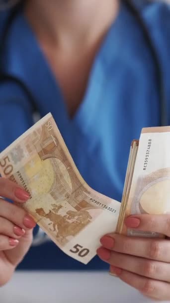 Pionowe Wideo Skorumpowany Lekarz Przekupstwo Podatek Medyczny Nierozpoznany Nieuczciwy Chciwy — Wideo stockowe