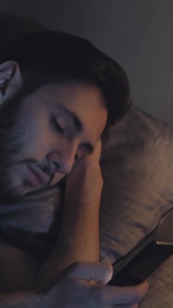 Dikey Video Nternet Uykusuzluğu Gece Online Gezici Bağımlılık Sıkıcı Uykulu — Stok video