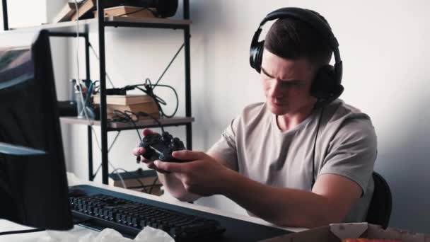 Játékszerszámok Felderítő Konzol Joystick Koncentrált Férfi Játékos Asztalnál Nézi Vezérlő — Stock videók