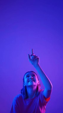 Dokunmatik ekranı yenile. Sanal tıkırtı. Neon rengi ışıklı kız parmak işareti ile dijital düğmeye basıyor siber teknoloji mavi pembe fotokopi alanı arka planında izole ediliyor.