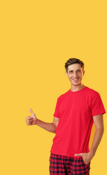 好主意就像手势积极的反馈 喜形于色的笑容满面的红大拇指男子被隔离在黄色的复制空间背景下 — 图库照片