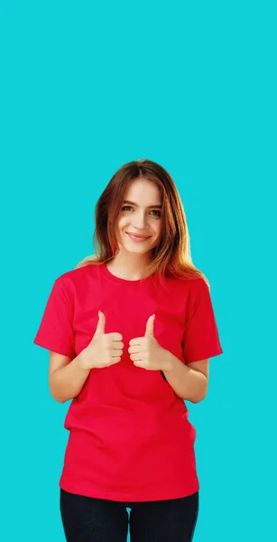 Kciuki Górę Znak Homologacji Dobry Wybór Szczęśliwa Uśmiechnięta Kobieta Czerwonym — Zdjęcie stockowe