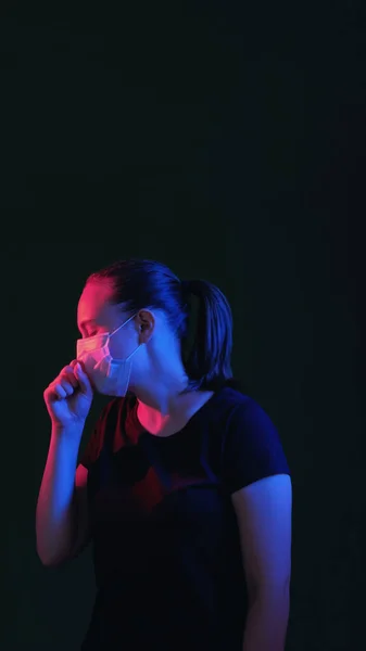 Βήχας Γυναίκα Επιδημία Του Κορωναϊού Ατμοσφαιρική Ρύπανση Πορτρέτο Κόκκινο Μπλε — Φωτογραφία Αρχείου