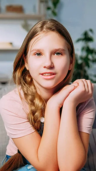 Barnloggbok Videoblogg Virtuell Intervju Porträtt Självsäker Optimistisk Blond Influencer Flicka — Stockfoto