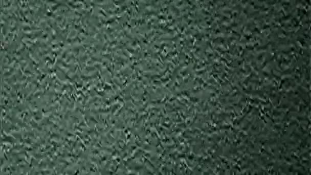 古いフィルムグリッチオーバーレイグレインノイズ 緑黒リアルアナログテレビ静的歪みテクスチャフリッカーモーションレトロ抽象的な背景 — ストック動画