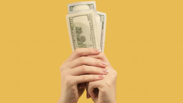 资金流动 金融投资 黄底女子手 扇形100美元钞票 — 图库照片