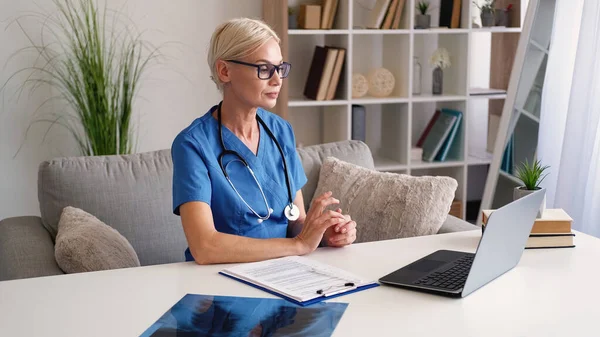 Medical Help Female Doctor Online Conference Middle Aged Woman Talking — Stock Photo, Image