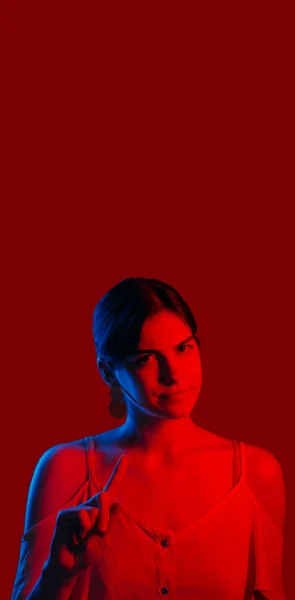 警告する女性 予防ジェスチャー 濃い赤のコピースペースの背景に隔離されたサインアップ指を示す厳格な自信のネオン色の光の女の子 — ストック写真