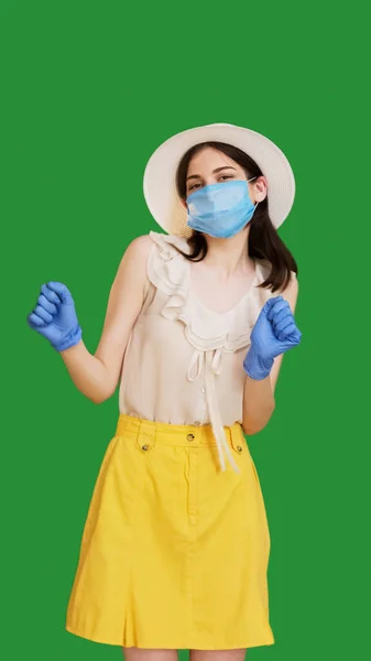 전염병 춤추는 보호용 마스크와 소녀는 코로나 바이러스로부터 고립된 배경을 피한다 — 스톡 사진