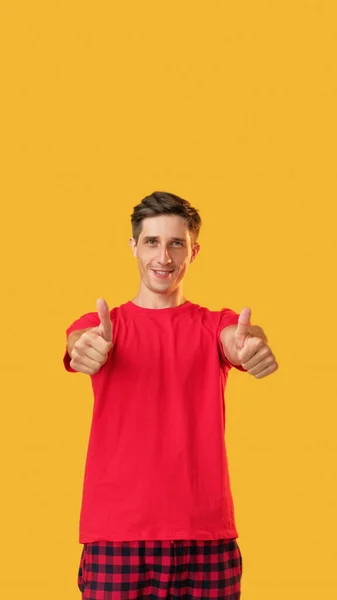 Katılıyorum Jest Gibi Bir Teklif Kırmızılı Mutlu Gülen Adam Sarı — Stok fotoğraf