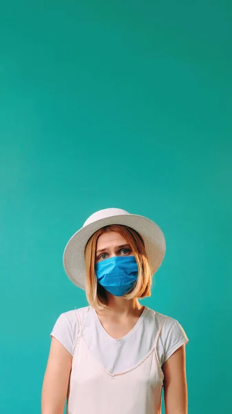 Пандемия Гигиены Предотвращение Гриппа Расстроенная Недовольная Женщина Белой Медицинской Маске — стоковое фото