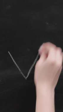 Dikey video. İşaretle. İmzayı kabul et. 2 şablondan oluşan yazı tahtasında kadın el çizimi kenesi.