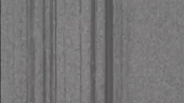 Retro arıza statik gürültü. VHS kaseti geri sar. Gerçek analog televizyon bozulması tahıl dokusu yapılar hareket gri soyut arkaplan titreşimi.