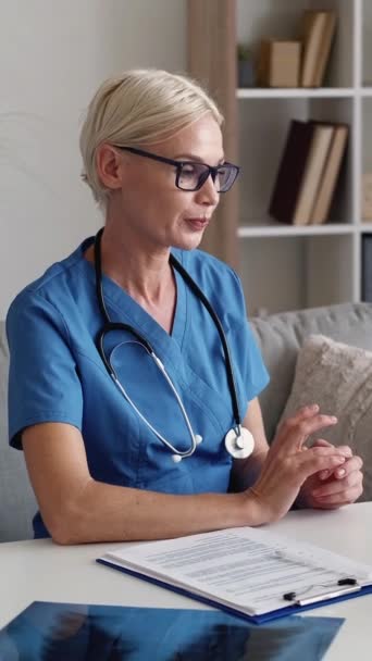 Dikey Video Tıbbi Yardım Kadın Bir Doktor Nternetteki Konferans Orta — Stok video