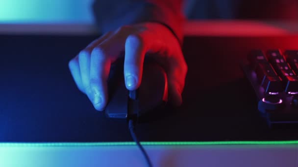 スクロールマウス 選択のオプション 人の手を押すボタンシームレスなループは コンピュータのマウスを使用してインターネットサーフィンオンラインゲームワーキングPc暗い光 — ストック動画
