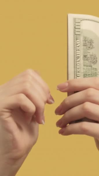 Pionowe Wideo Ręczne Gesty Marnowanie Pieniędzy Kobieta Wyrzucająca Dolary Żółte — Wideo stockowe