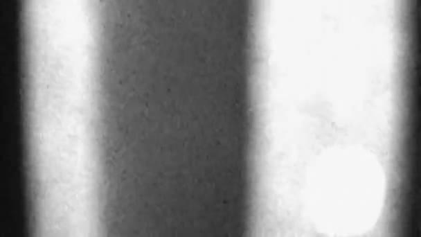 垂直ビデオ アナログテレビの画面のグリッチ チャンネルスイッチ 黒白本当の穀物のテクスチャは 古いテレビディスプレイ上の静的ノイズをちらつき暗い抽象的な背景 — ストック動画