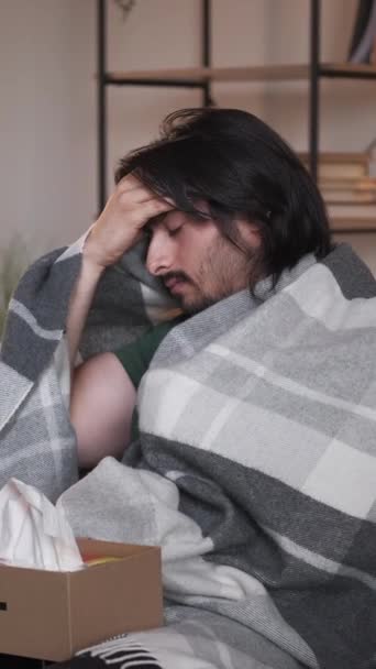 Vídeo Vertical Hombre Enfermo Enfermedad Gripe Dolor Cabeza Por Fiebre — Vídeos de Stock