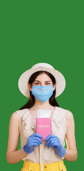 Pandemische Reis Zomervakantie Tevreden Vrouw Medisch Masker Handschoenen Met Paspoort — Stockfoto