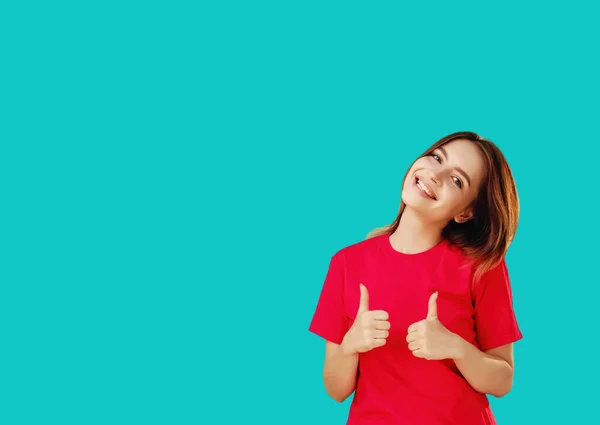 Gest Aprobaty Zgódź Się Wesoła Dziewczyna Czerwonym Shircie Pokazuje Kciuki — Zdjęcie stockowe