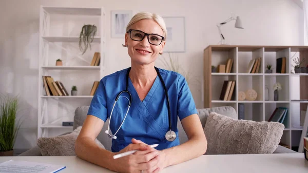 Virtual Conference Smiling Doctor Medical Help Middle Aged Happy Woman — Stock Photo, Image