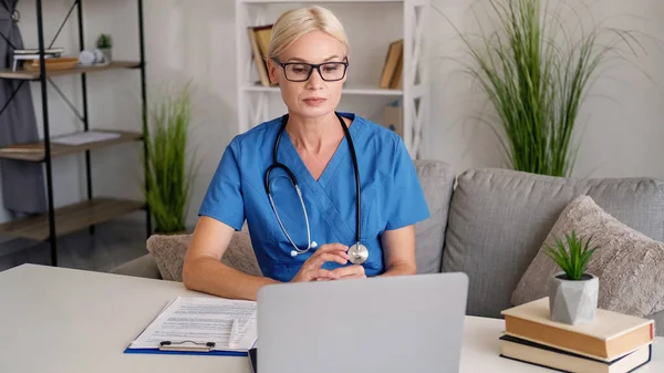 Female Doctor Online Consultation Distance Meeting Middle Aged Woman Spectacles — Stock Photo, Image
