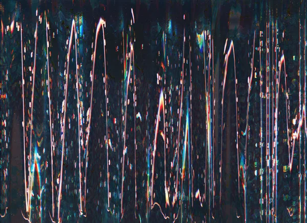 色の歪み アナロググリッチテクスチャ 静的な騒音 濃い黒のイラストの上に紫の赤青輝く穀物のアーティファクトほこりの傷抽象的な背景 — ストック写真