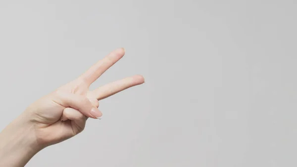 Gesto Mano Señal Victoria Mujer Mostrando Dos Dedos Apuntando Espacio —  Fotos de Stock