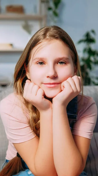 Χαμογελαστό Παιδί Παιδικό Πορτρέτο Θετικά Συναισθήματα Ικανοποιημένος Ευχαριστημένος Ξανθό Κοριτσάκι — Φωτογραφία Αρχείου