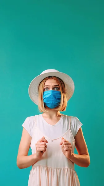 Mesures Quarantaine Restriction Grippe Femme Effrayée Blanc Regardant Caméra Avec — Photo