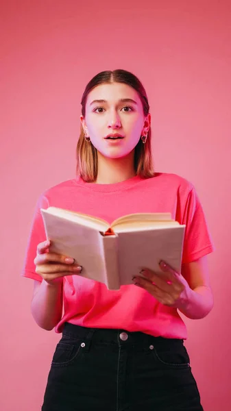 Verrassende Roman Interessante Lectuur Verbaasd Verbaasd Meisje Holding Boek Ongelooflijke — Stockfoto