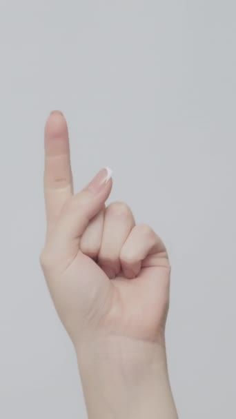 垂直录像 手举起来数字计算 浅色背景下1至5个手指的女性 — 图库视频影像