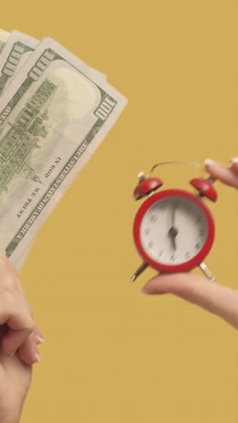 Vídeo Vertical Tempo Dinheiro Mãos Mulher Com Relógio Alarme Ventilador — Vídeo de Stock