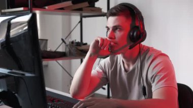 Programcı düşüncesi. Bulut hesaplama. İnternette dijital dönüşüm için siber güvenlik kodunu düşünen dalgın bir adam ofiste çalışan gözleri yan yana hareket ettiriyor..