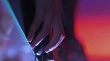 Dikey video oyunu. Hızlı daktilo. Klavye üzerinde çalışıyorum. İnsan, gece programcısı kodlama yazılımı geliştirme platformunda klavyede hızlı bir şekilde gezinerek yazı yazar.