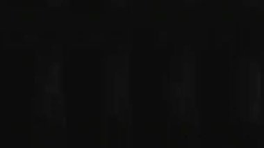 Dikey video. Eski ekran arızası. Kanal değiştir. Siyah beyaz gerçek tahıl dokusu titrek analog statik gürültü televizyon seti monitöründe sinyal hatası ile.