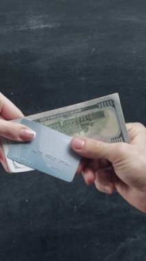 Dikey video. Para jestleri. Banka hesabı. Kadın adama kredi kartı veriyor. 4 şablon nakit..