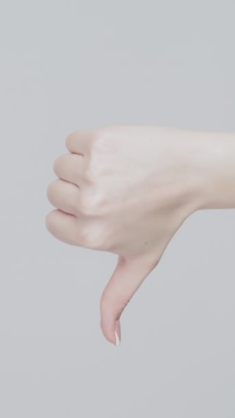 垂直录像 不喜欢的手势 真是个坏主意女性的手在浅色背景下显示拇指下方的一组2个标志 — 图库视频影像