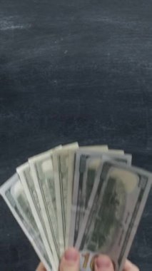 Dikey video. Para jestleri. Finansal dolandırıcılık. Kadın el hırsızlığı hayranı Siyah arka plan fotokopi alanı.
